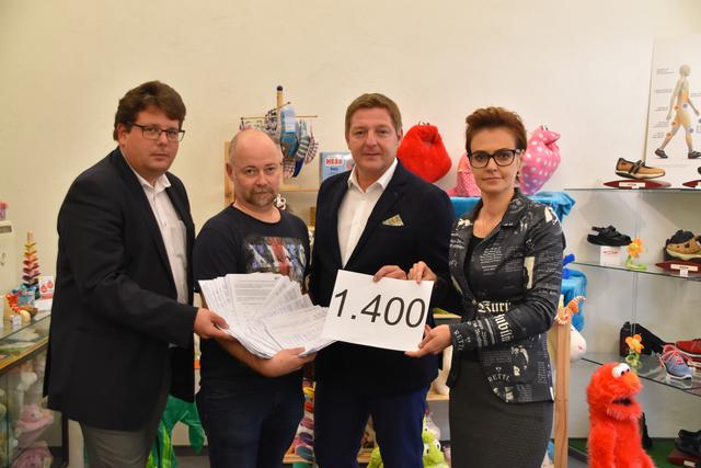 Gemeinsam gegen Casino-Standort: Vertreter der Stadt Villach und Alexander Pesendorfer.
Christian Pober, Alexander Pesendorfer, Günther Albel, Katharina Spanring (v. links) | Foto: aw