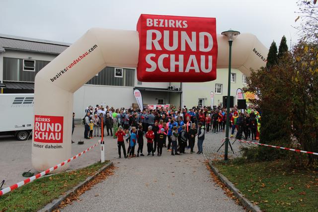 Zur Premiere des 6er-Tragerl-Laufs in Dorf an der Pram im vergangenen Jahr waren 800 Teilnehmer am Start. | Foto: BRS