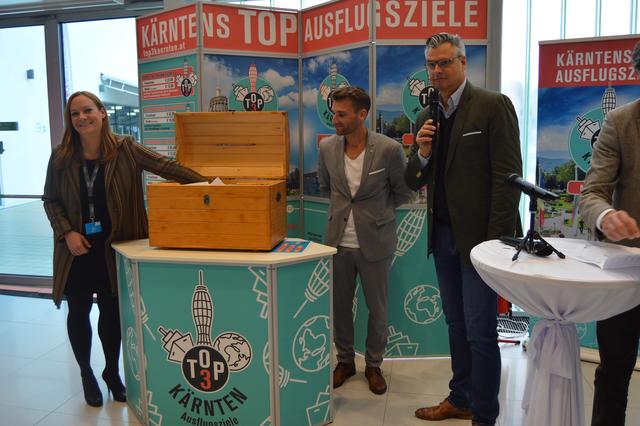Top-3-Ausflugsziele Kärnten zogen Bilanz und verlosten einen Fiat 500, am Bild: Glücksengerl Karin, Top-3-Projektkoordinator Luca Seppele und Moderator Dorian Steidl | Foto: Lehner