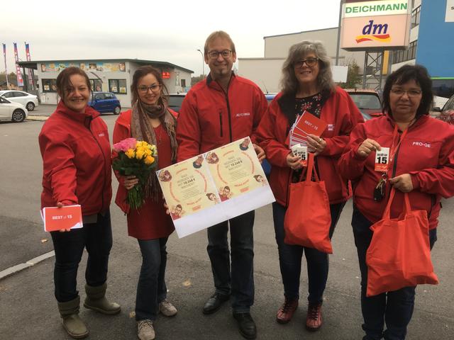 Michaela Schön, Jasmin Schön, ÖGB Sekretär Reinhold Schneider, ÖGB Frauenvorsitzende Gabi Frantes und Regina Köck bei der Verteilaktion in Gmünd.  | Foto: ÖGB Frauen Bezirk Gmünd