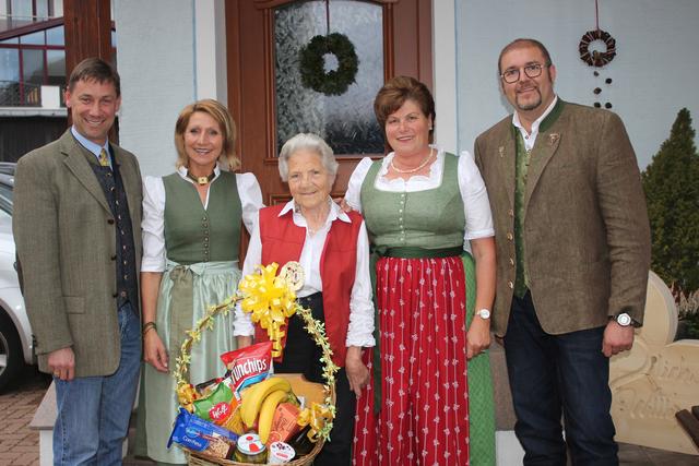 Erna Pausch (Mitte) aus Gröbendorf feierte den 80. Geburtstag. Links von ihr, ihre Tochter Silvia, rechts ihre Tochter Ernestine. Links im Bild: Bürgermeister Kaiser; rechts im Bild: Vizebürgermeister Kren.