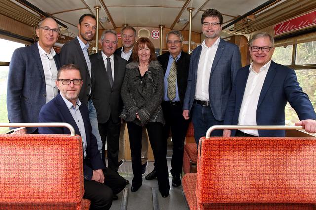 Klaus Lindinger (ÖVP) (3. v. l.), Landtagspräsident Viktor Sigl (ÖVP) (4. v. l.), Michael Fischer (FPÖ) (5. v. l.),  Roswitha Bauer (SPÖ) (Mitte) und Gottfried Hirz (Grüne) (2. v. r.) mit Vertretern von Stern &amp; Hafferl in der Vorchdorfbahn.  | Foto: Land OÖ/Kauder