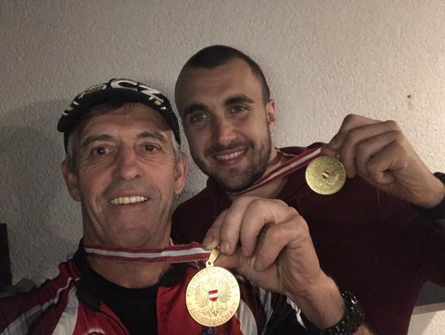 Walter Hochholdinger und sein Schwigersohn in spe David Stundner (v. l.) mit ihren Goldmedaillen.