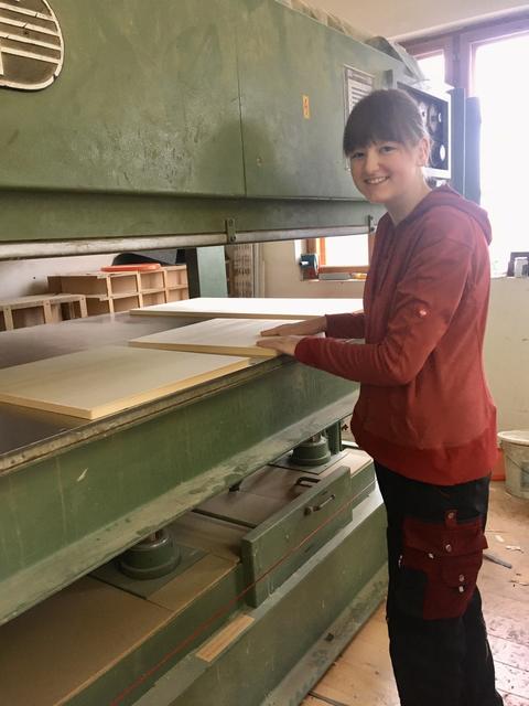 Magdalena schnupperte bei der Tischlerei Fuchs in Groß Wolfgers | Foto: NMS Bad Großpertholz