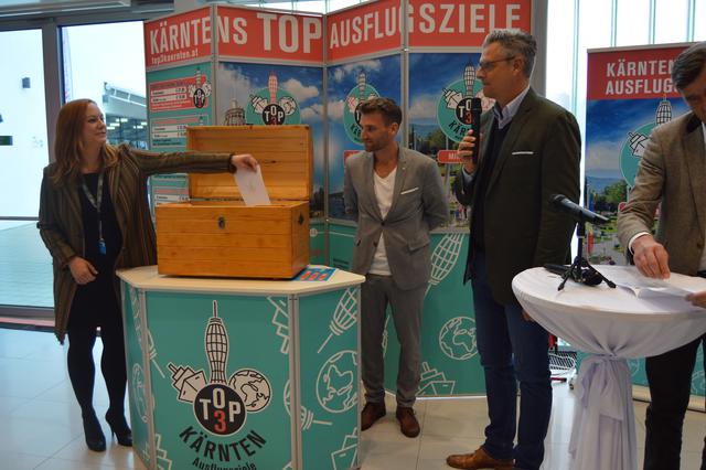 Top-3-Ausflugsziele Kärnten zogen Bilanz und verlosten einen Fiat 500, am Bild: Glücksengerl Karin, Top-3-Projektkoordinator Luca Seppele und Moderator Dorian Steidl | Foto: Lehner