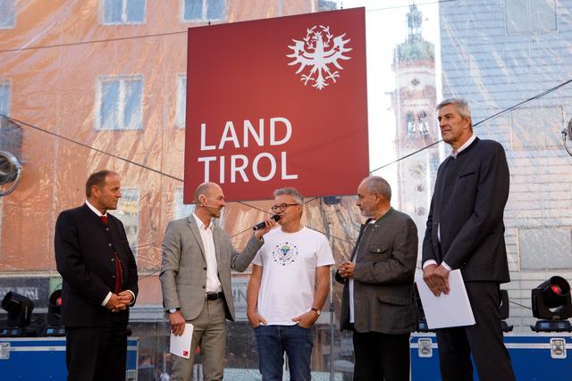 Auf der Bühne bei der Scheckübergabe: v.l.n.r.: LH-Stv. Josef Geisler, Moderator Thomas Arbeiter, Herr BERT Waltl, Herbert Peer und Hypo Vorstand Hannes Haid. | Foto: Hypo Tirol Bank - Florian Lechner