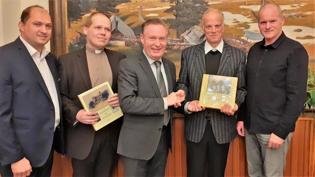 SP-Chef und Wirt Oliver Kobald, Vikar Peter Caban, Vize Michael Siller, Pfarrer Heimo Sitter und Bürgermeister Johann Döller (v.l.). Für Pfarrer Sitter und seinen Vikar gab es zum Einstand interessanten Lesestoff zur reichen Geschichte der Marktgemeinde Reichenau. | Foto: RAXmedia