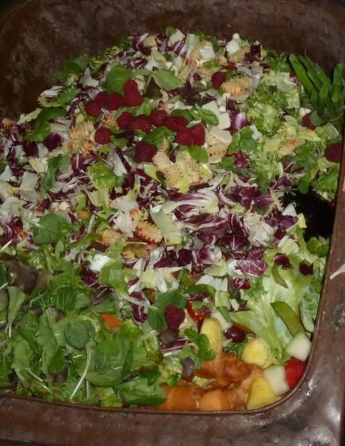 Oben die Salatbar, unten Brot und Gebäck 