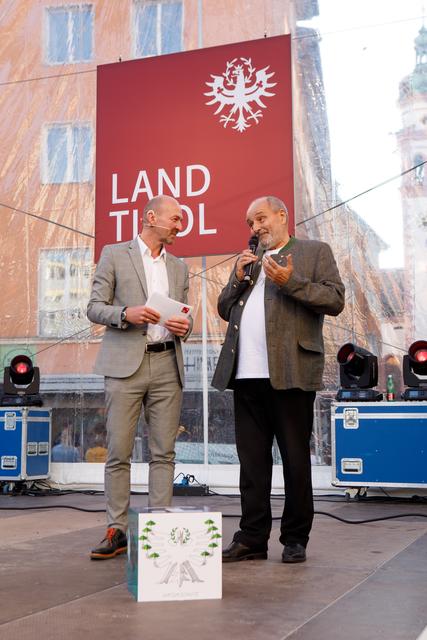 Herbert Peer, der Netzwerkkoordinator freut sich über die große Spende von EUR 8.000,00 und bedankt sich bei der Hypo Tirol Bank und dem "Glücklich.MACHER"-Team. | Foto: Hypo Tirol Bank - Florian Lechner