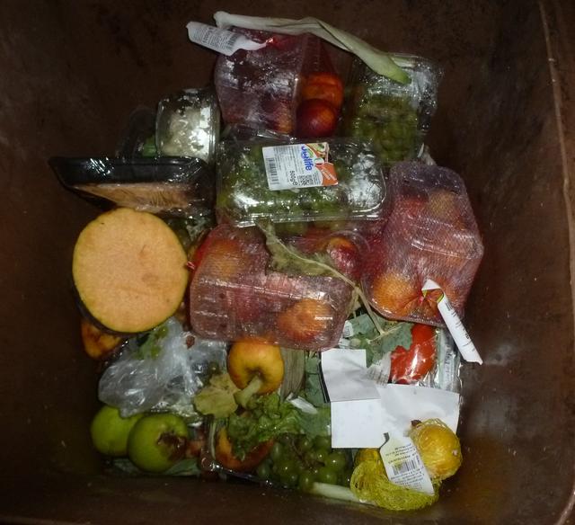 In Plastik verpacktes Obst und Gemüse wird einfach über die die Biotonne entsorgt...