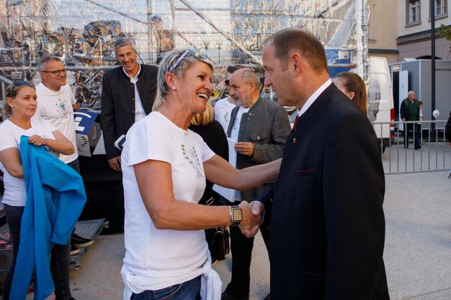 Sieglinde Stübler bedankt sich bei LH-Stv. Josef Geisler ganz sakrisch.