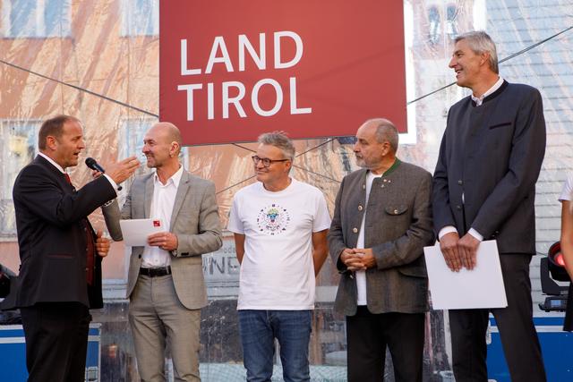 LH-Stv. Josef Geisler bedankt sich bei allen, die dieses wunderbare Ergebnis von EUR 8.000,00 möglich gemacht haben ... | Foto: Hypo Tirol Bank - Florian Lechner
