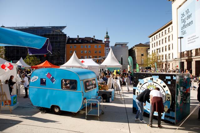 Der alte Retro-Wohnwagen von 1961 schaut zu ... | Foto: Hypo Tirol Bank - Florian Lechner