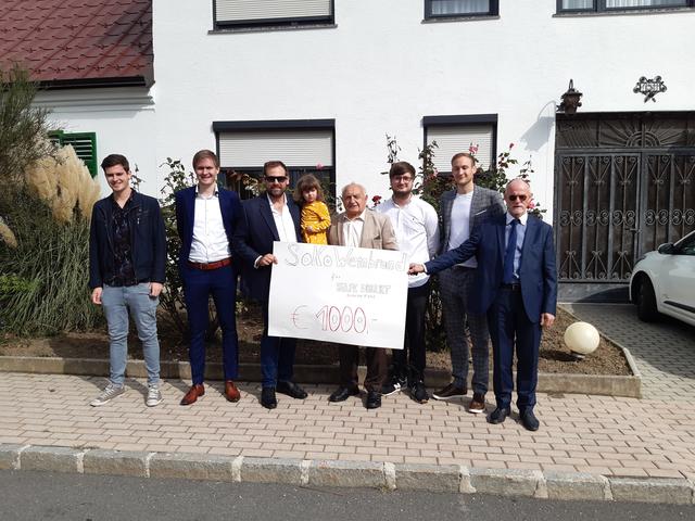 Franz Grandits (Mi.) freute sich mit Alexander Blaskovits, Markus Zsifkovits, Oliver Blaskovits und Tochter Anna, Philipp Fritz, Johannes Zsifkovits und Josef Horvatits.