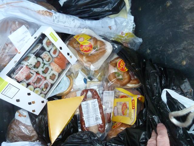 Typischer Restmüll vom Supermarkt xxx