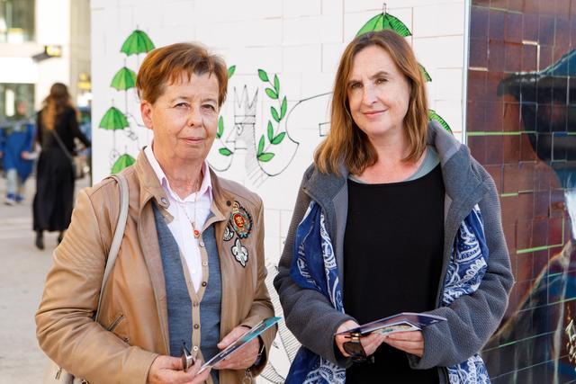 Vor dem Bild "Naturschutz" - Verena (links) und Barbara Kainrath vor dem Bild von Dietmar Kainrath. | Foto: Hypo Tirol Bank - Florian Lechner