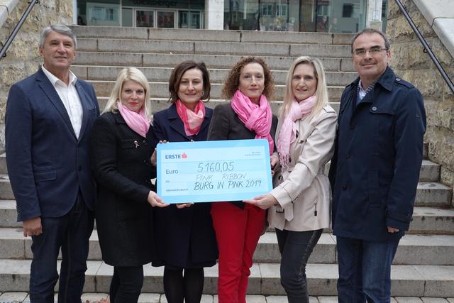Spendenübergabe: Bgm. Vinzenz Knor, Edith Weber, Andrea Konrath, Konstanze Breitebner, Astrid Wurglics, Burgadministrator Gilbert Lang (von links).
