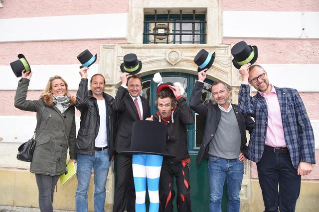 Daniela Kittel (Obmann-Stellvertreterin Plattform stp2020), Tobias Hundertpfund (Eventagentur Zeitenwanderer), Bürgermeister Matthias Stadler, Straßenkünstler „El Diabolero“, Michael Bachel (Veranstaltungsservice St. Pölten) und Helmut Niessl (Werbeagentur Heavystudios). | Foto: Vorlaufer