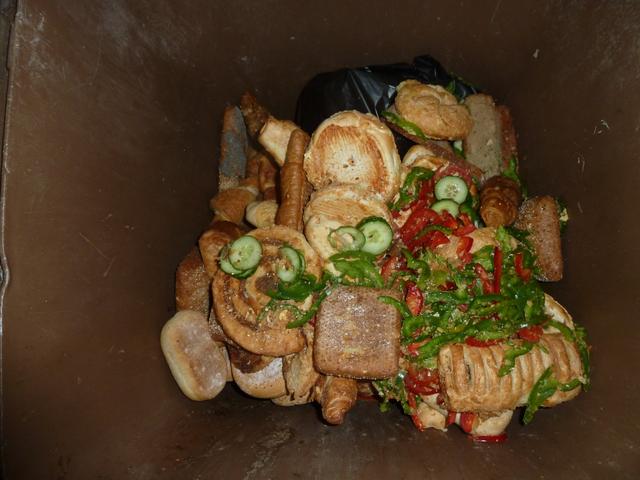 Leckeres Brot und Gepäck - zur Sicherheit ein wenig versaut, denn der Konsumtrottel soll gefälligst kaufen :-(