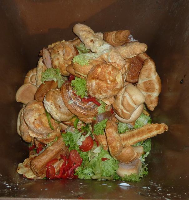 Brot und Gebäck mit Salat vermischt...