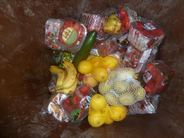 In Plastik verpacktes Obst wird einfach über die die Biotonne entsorgt...