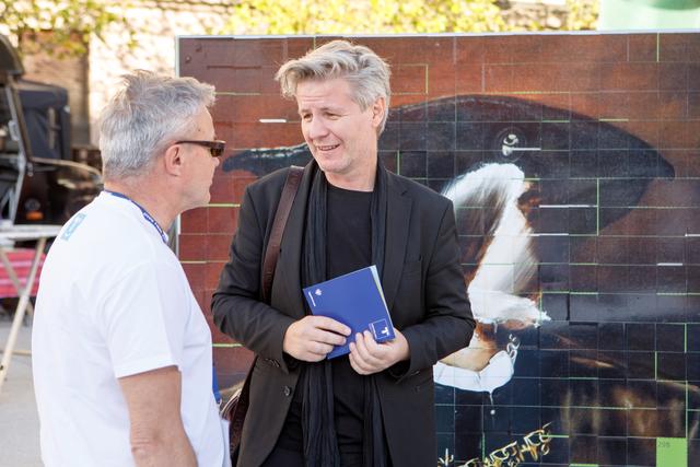 Herbert Waltl (links) mit Künstler Thomas Riess vor dessen Bild von Kaiser Maximilian. | Foto: Hypo Tirol Bank - Florian Lechner