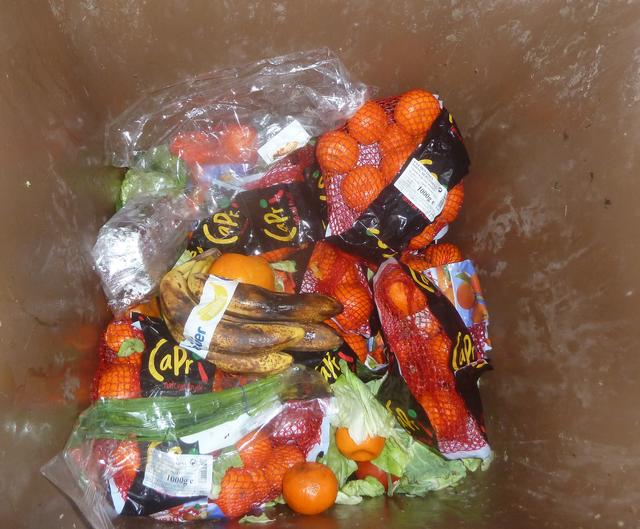 In Plastik verpacktes Obst und Gemüse wird einfach über die die Biotonne entsorgt...