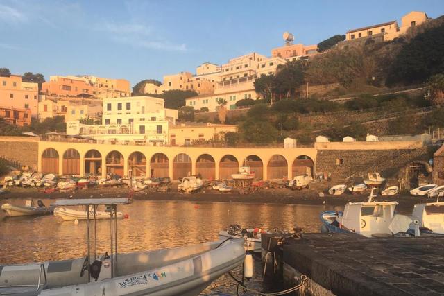 Ankunft in Porto di Ustica auf der westlichsten der Äolischen Inseln. | Foto: Reinhard Wurm