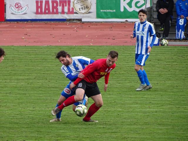 Alexander Wedam (rot) kämpft für Maria Gail