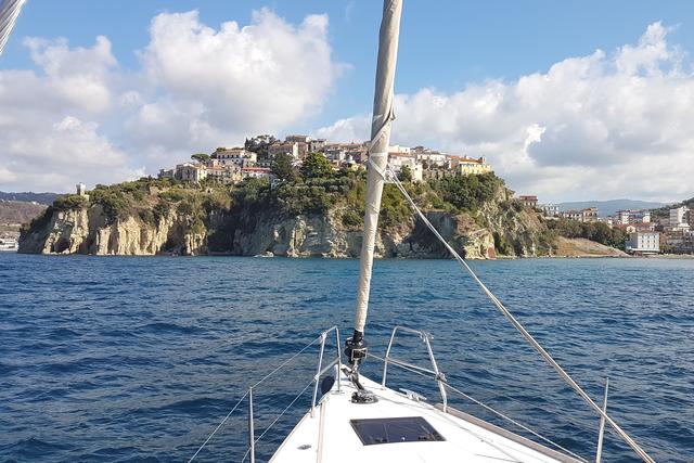 Ansteuerung von Agropoli - vor uns die Altstadt auf dem Felsenhügel.