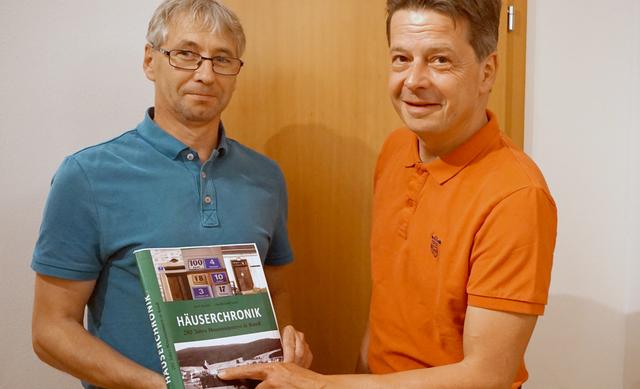 Ferdinand Lenz und Kurt Gratzl präsentieren ihr Werk: Die Sandler Häuserchronik mit Informationen und Bildern zu 642 Häusern | Foto: Martina Lehner