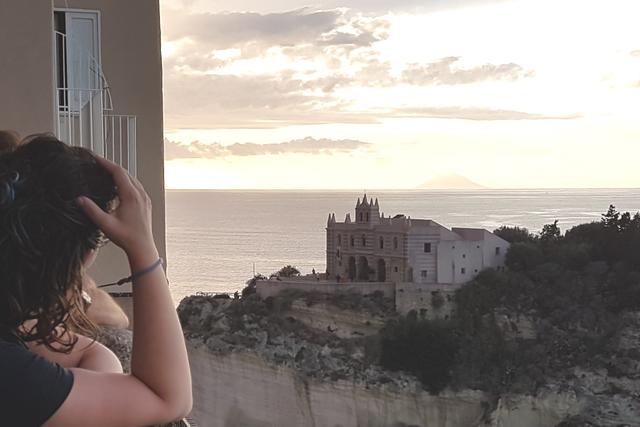 Tropea-Ausblick auf Santa Maria del Isola mit Stromboli am Horizont.