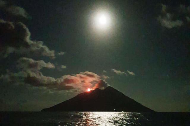 Der spuckende Stromboli macht dem Vollmond Konkurrenz.