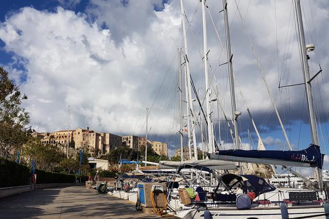 Gut aufgehoben im Porto Turistico di Tropea.