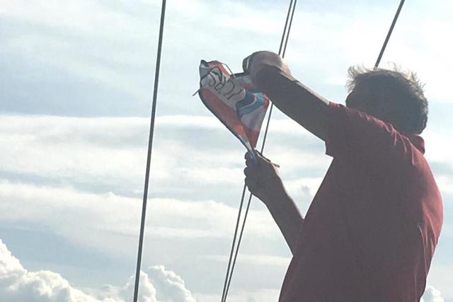 Alles hat ein Ende - die YCBS-Flagge wird geborgen. | Foto: Reinhard Wurm