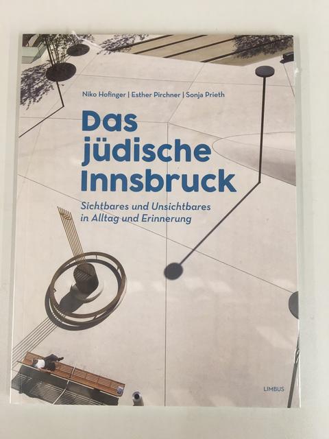 Geschenk vom Präsidenten Günther Lieder an The Peacekeeper Gerhard F. Dujmovits