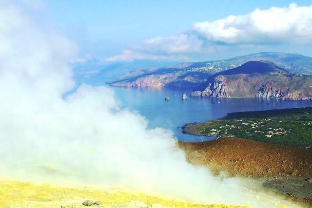 Schwefeliges Gelb auf Vulcano mit Ausblick nach Lipari.