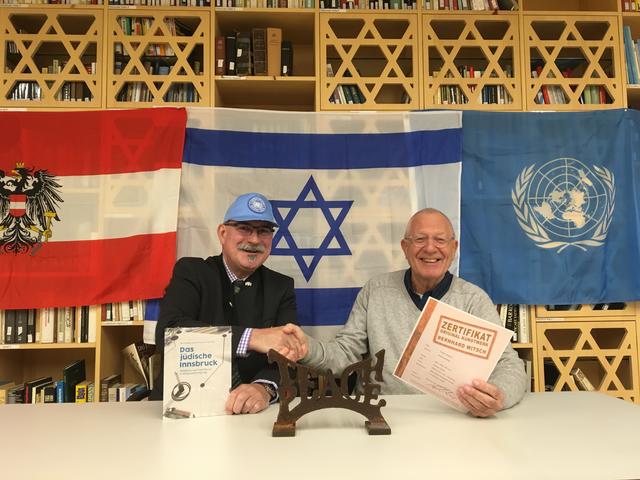 The Peacekeeper Gerhard F. Dujmovits mit Präsidenten Günther Lieder von der Israelitischen Kultusgemeinde für Tirol und Vorarlberg