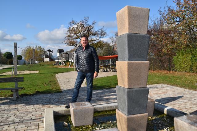 Der neu gestaltete Dorfplatz ist Treffpunkt und Veranstaltungsort, erzählt Feuerwehrkommandant Alexander Sommer.