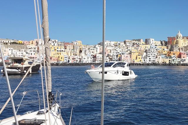 Mittagsrast vor dem farbenfrohen Corricella auf Procida.