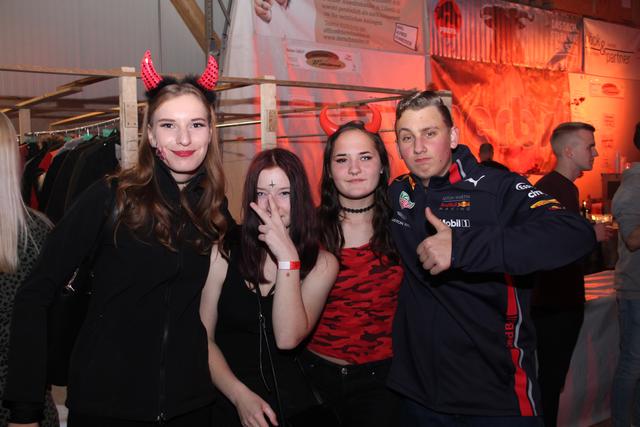 &lt;f&gt;Halloweenmaskierungen&lt;/f&gt; gab es ebenfalls zu sehen.