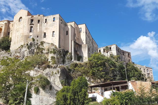 Das wehrhafte Tropea wird über viele Stufen zu Fuß erobert.