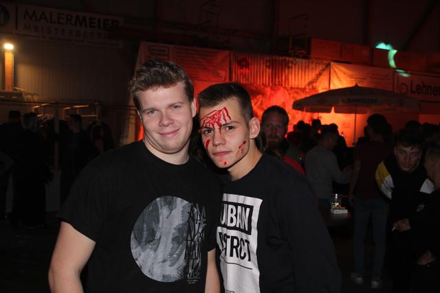 &lt;f&gt;Halloweenmaskierungen&lt;/f&gt; gab es ebenfalls zu sehen.