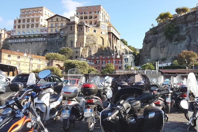 Landgang in Sorrento - ausreichend schnelle Vehikel stehen bereit.