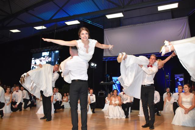 Bei der Polonaise kamen die Maturantinnen ins Fliegen. | Foto: Michael Strini