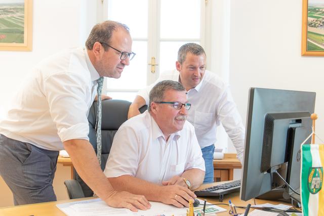 VPNÖ-Landesgeschäftsführer Bernhard Ebner mit den Bürgermeistern Josef Anzböck und Gerald Glaser beim Fachsimpeln in Sachen Finanzen. | Foto: VPNÖ