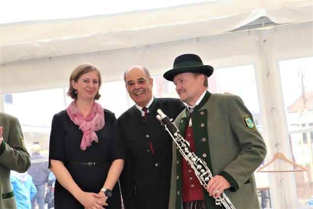 Eine Bassklarinette als Geschenk für die Jugendkapelle Fernitz: LR Barbara Eibinger-Miedl, Bgm. Karl Ziegler und Alois Baumgartner | Foto: Edith Ertl