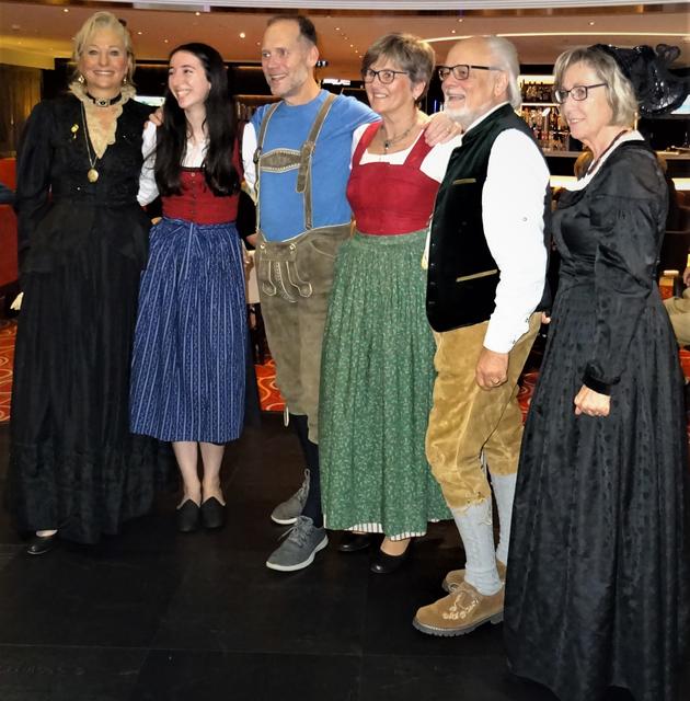 Mauthausen macht Werbung für den Donaumarkt an Bord eines Donau-Kabinenschiffes von Mauthausen nach LINZ! Dirndl und Lederhose - von US-Gästen anprobiert. | Foto: Mauthausen Tourismus