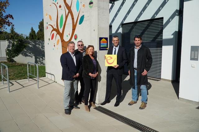 Das Team der Stadt und die Architekten freuen sich über die Anerkennung des tollen neuen Kindergartens in Kritzendorf: Planungsstadtrat Leopold Spitzbart, Architekt Norbert Berger, Bildungsstadträtin Maria Theresia Eder, Vizebürgermeister Roland Honeder, Architekt Wolfhard Lenz
 | Foto: Stadtgemeinde Klosterneuburg/Stahl 