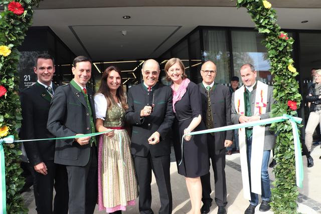 Eröffneten das Gemeindezentrum: Stefan Hermann, Ernst Gödl, Nina Kostner, Karl Ziegler, Barbara Eibinger-Miedl, Helmut Baudendistel und Pfarrer Josef Windisch. | Foto: Edith Ertl